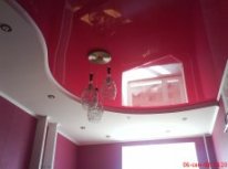 Цвветовой контраст между стенами и потолком нужно обязательно связать нейтральной мебелью и правильно подобранными осветительными приборами
