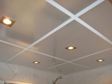 Фото установленного подвесного потолка в ванной комнате