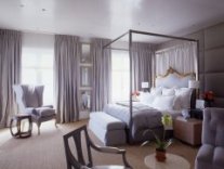 Легкий отражающий эффект лавандового потолка придает комнате элегантность и необычайную нежность