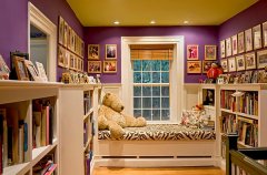 Желтый матовый потолок насыщает детскую комнату теплом и уютом